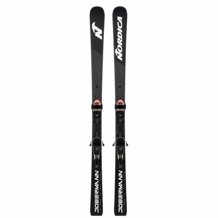 Nordica Dobermann Multigara DC ski's vooraanzicht – volledig zwart topsheet met wit Nordica 'N' logo en NORDICA opschrift bovenaan, DOBERMANN tekst aan de staart, met gemonteerde race-bindingen, gefotografeerd staand tegen een witte doek in een winkelomge