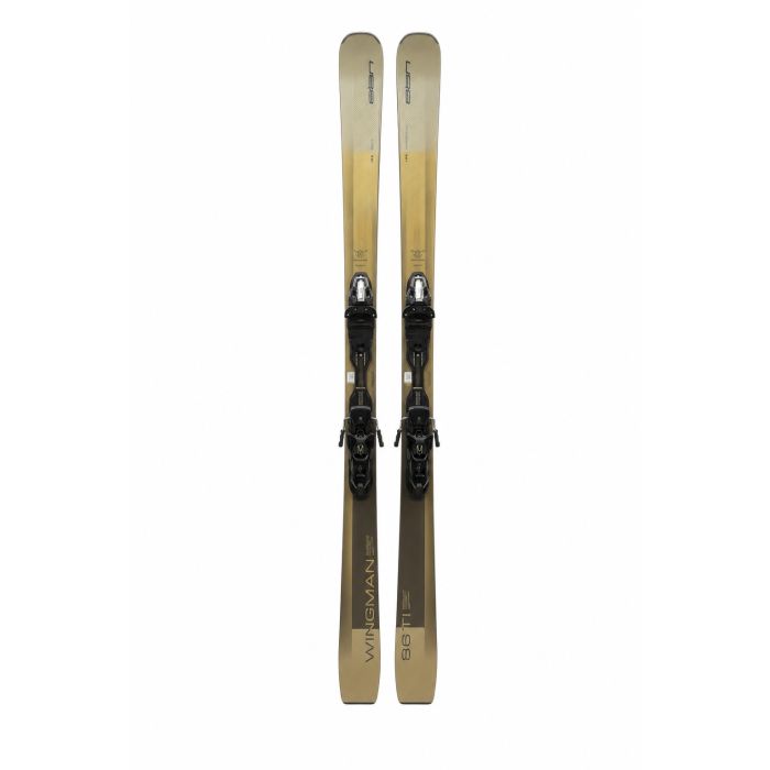 Elan Wingman 86 Ti 2024 ski's vooraanzicht tweede opname – goud-zwarte all-mountain ski's met EMX 11.0 GW Fusion X bindingen, Wingman 86 Ti opschrift duidelijk zichtbaar