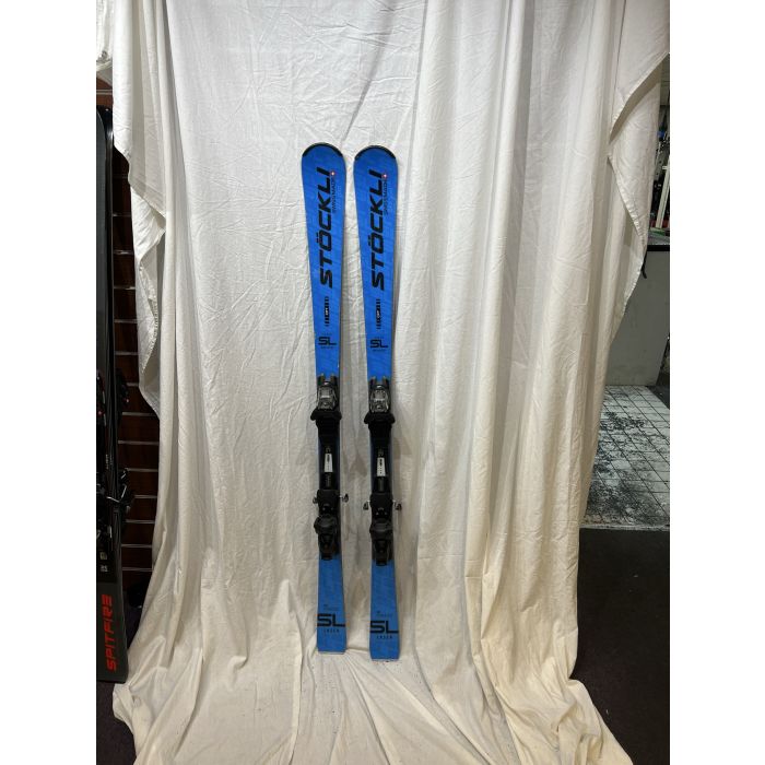 Vooraanzicht van een paar blauwe Stöckli Laser SL ski's met Swiss Made branding, CPT-technologie markering en zwarte bindingen, volledig zichtbaar op witte achtergrond