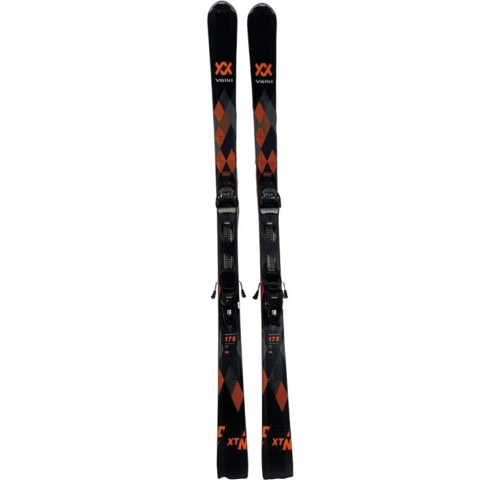 Sci Völkl Deacon XT 2023, vista frontale con attacchi montati.