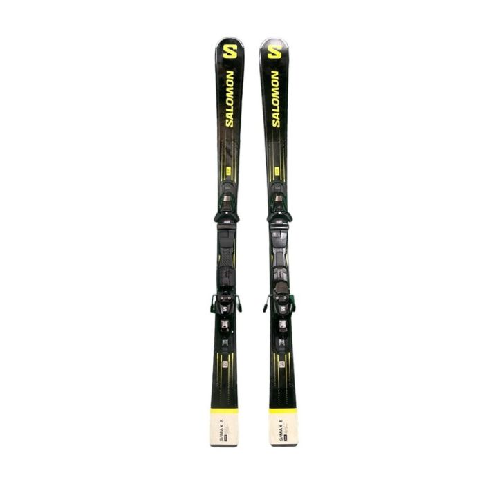 Sci Salomon S-MAX S visti di lato, pronti per le piste da sci.