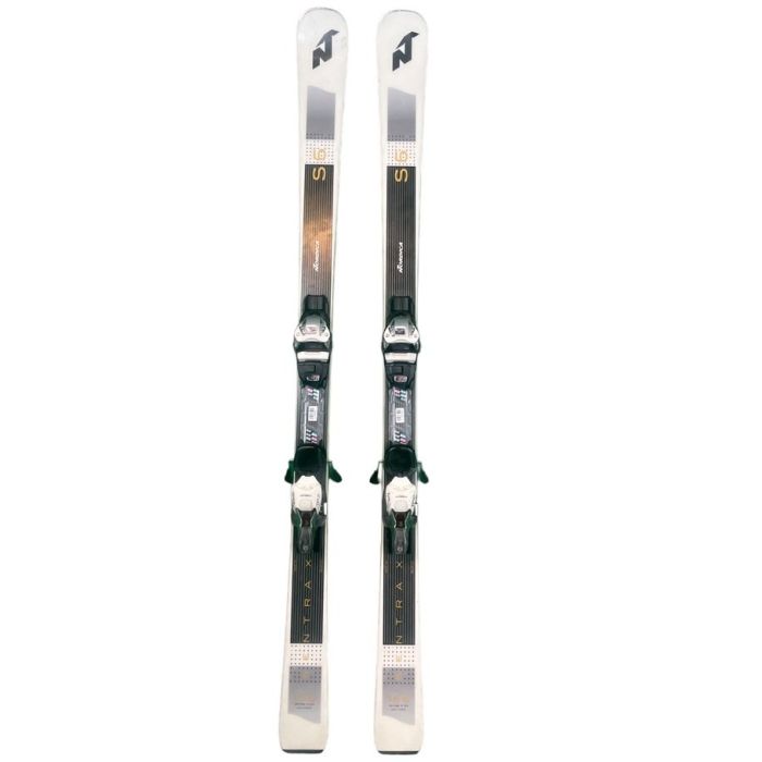 Sci Nordica Sentra S5 visti di lato, con attacchi e grafica bianca e nera.