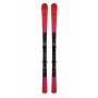 Atomic Redster Ti carving ski paar vooraanzicht met rood-zwart-roze kleurverloop, Atomic logo zichtbaar op tip en staart, inclusief zwarte Atomic bindingen met rode toestuk, geplaatst tegen witte achtergrond in winkelomgeving