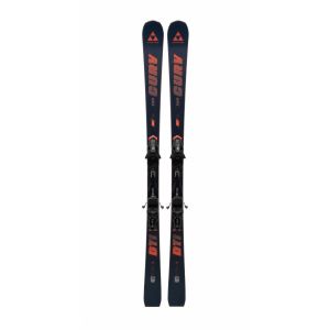 Fischer RC4 The Curv DTI ski paar vooraanzicht, volledig zichtbaar in donkerblauw met oranje-rode graphics en RS11 GW bindingen gemonteerd, staand op witte achtergrond